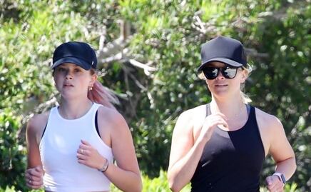 Reese Witherspoon y su hija se ejercitan; ¡son idénticas!