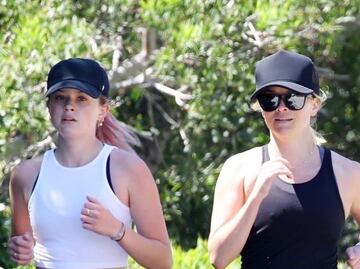 Reese Witherspoon y su hija se ejercitan; ¡son idénticas!