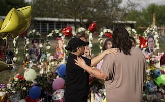 Uvalde comienza a enterrar a los niños asesinados en tiroteo