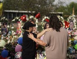 Uvalde comienza a enterrar a los niños asesinados en tiroteo