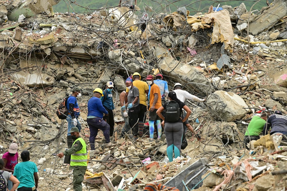México envía 388 toneladas de ayuda a Venezuela tras los sismos que dejaron más de 4,500 muertos (Photo by MARTIN BERNETTI / AFP)