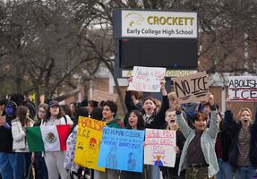Gobierno de Trump planea transformar más de 20 bodegas en cárceles para reforzar las redadas de ICE