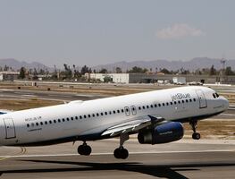 Arrestan a dos mujeres por insultar a niños en vuelo a Connecticut
