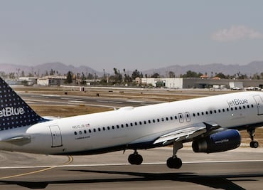 Arrestan a dos mujeres por insultar a niños en vuelo a Connecticut
