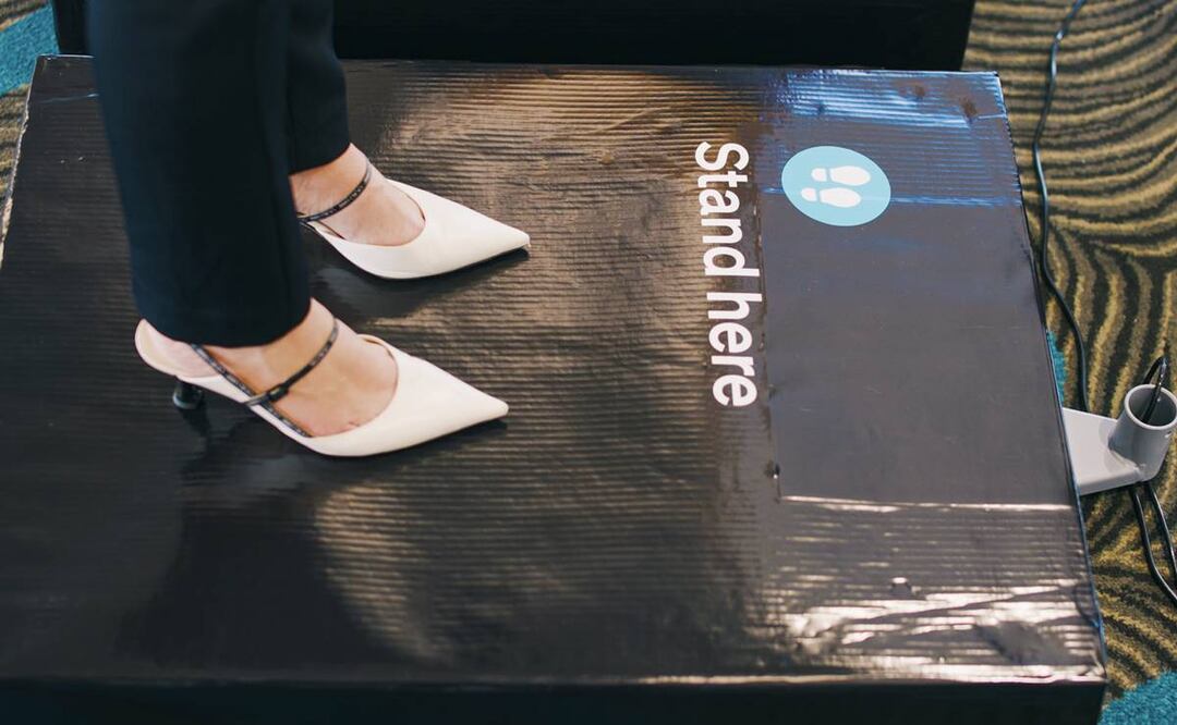 Los pasajeros suben a la báscula antes de entrar a la sala de espera. Foto: AP