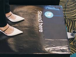 ¿Hay que hacer dieta? Aerolínea pesa a los pasajeros antes de subir a sus aviones