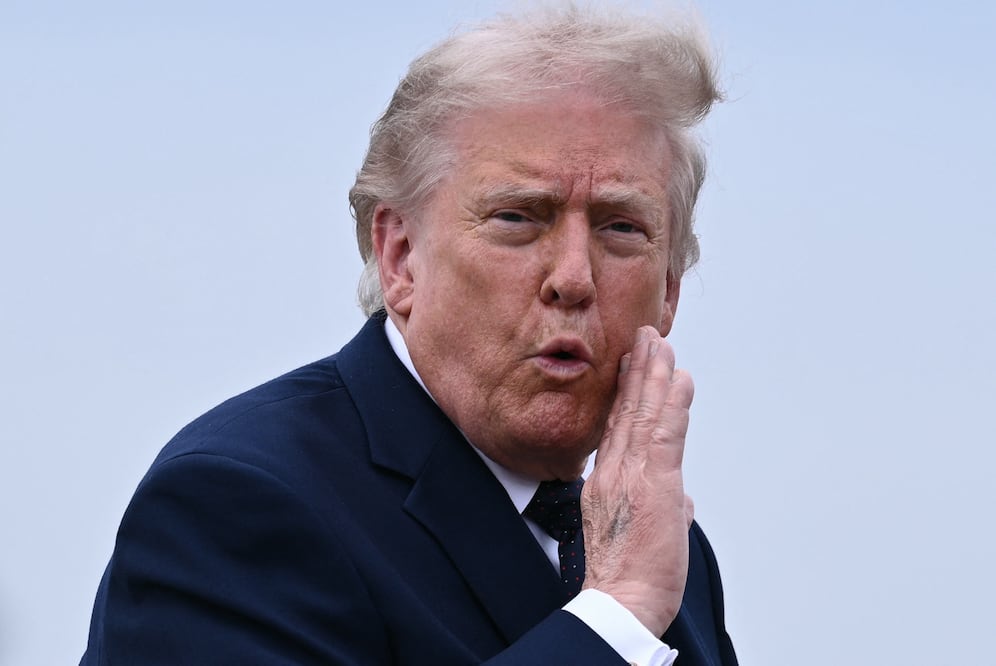 Trump llama “perdedores” a críticos del acuerdo con Irán y desata nueva polémica política. (Photo by Brendan SMIALOWSKI / AFP)