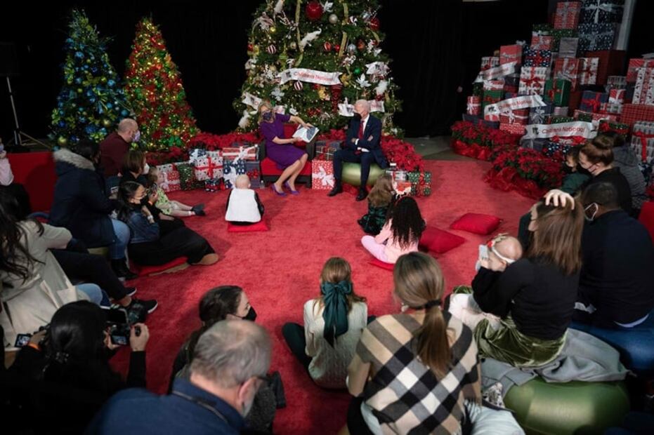 Los Biden visitan a un grupo de niños en hospital y les leen cuento