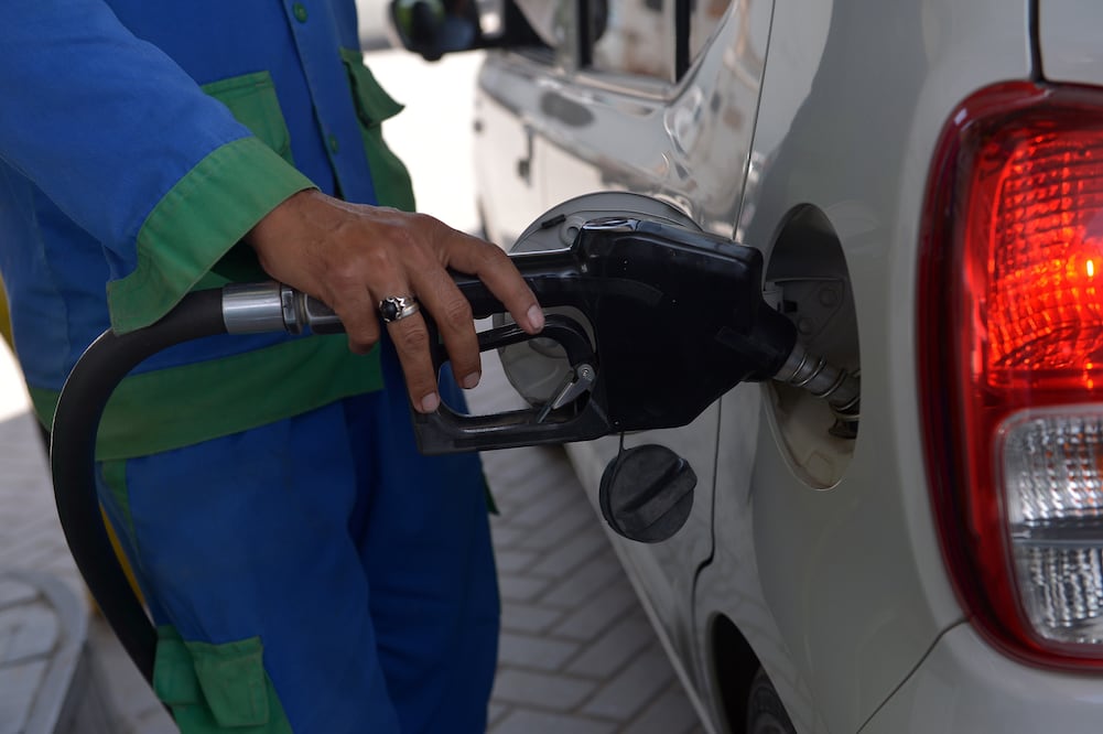¡Alerta nacional! Profeco exhibe gasolineras caras y advierte: “No cargues aquí”. Foto: EFE/EPA/ARSHAD ARBAB