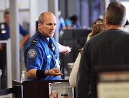 TSA busca agentes de seguridad para trabajar en aeropuerto; $20.29 dólares por hora