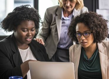 ¿Cuánto dinero menos ganan las mujeres afroamericanas en EU?