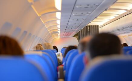 Video. Así es como el coronavirus se puede esparcir dentro de un avión  