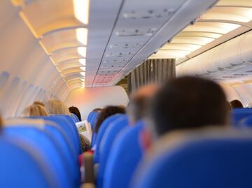 Video. Así es como el coronavirus se puede esparcir dentro de un avión