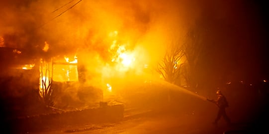 Encuentran anillo sobreviviente a dos incendios de California en 50 años