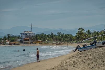 Turista belga muere tras ataque de tiburón o cocodrilo en Playa Quieta de Ixtapa