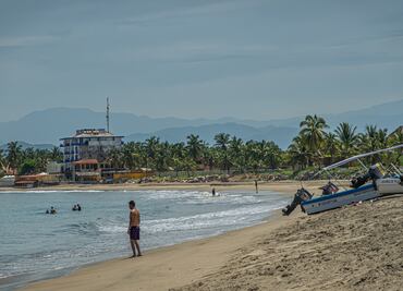 Turista belga muere tras ataque de tiburón o cocodrilo en Playa Quieta de Ixtapa