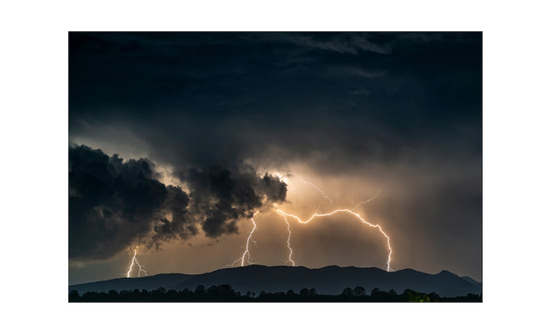 Rayo impacta lago en Carolina del Sur: 20 heridos, incluidos 12 niños. Foto Canva