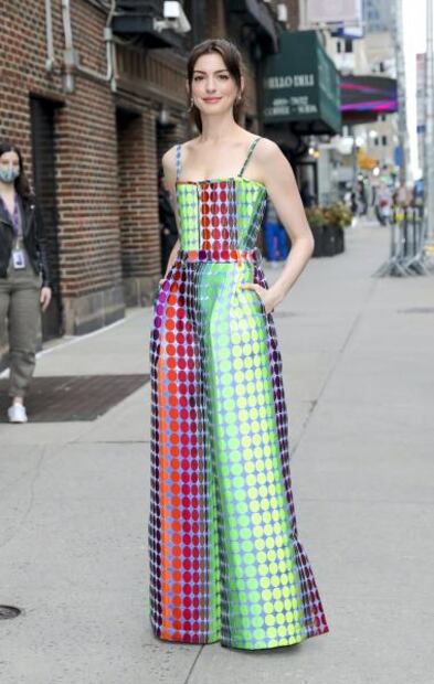 El bustier de lujo con el que Anne Hathaway impactó en Manhattan 