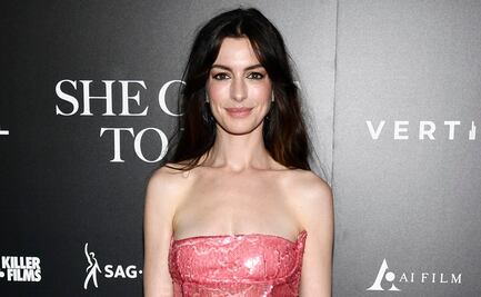 Anne Hathaway enamora con vestido de lentejuelas estilo Barbie con corte de raja