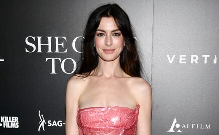 Anne Hathaway enamora con vestido de lentejuelas estilo Barbie con corte de raja