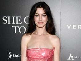 Anne Hathaway enamora con vestido de lentejuelas estilo Barbie con corte de raja