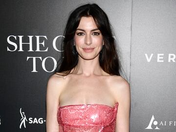Anne Hathaway enamora con vestido de lentejuelas estilo Barbie con corte de raja