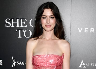 Anne Hathaway enamora con vestido de lentejuelas estilo Barbie con corte de raja