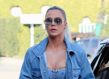 Khloé Kardashian presume figura en catsuit de mezclilla