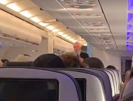 Arrestan a hombre por disturbios en vuelo en EU tras "inhalar sustancia blanca"