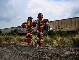 Suman 53 migrantes muertos en tráiler hallado en San Antonio, Texas