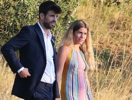 Clara Chía y Piqué, muy enamorados y paseando en calles de París