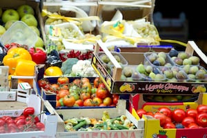 Hombre que destruyó con un hacha un puesto de frutas en California deberá pagar 2.8 millones de dólares