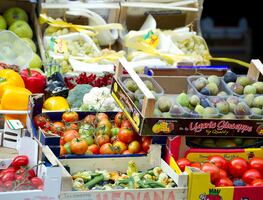 Hombre que destruyó con un hacha un puesto de frutas en California deberá pagar 2.8 millones de dólares