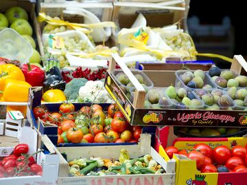 Hombre que destruyó con un hacha un puesto de frutas en California deberá pagar 2.8 millones de dólares