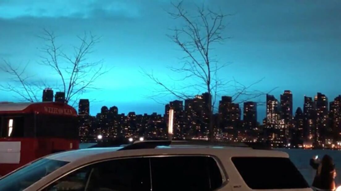 Videos. ¿Por qué el cielo se iluminó de azul eléctrico en Nueva York? 