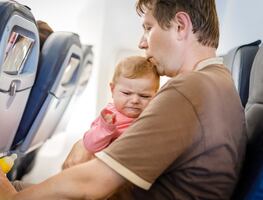La razón por la que nunca deberías llevar a tu bebé en el regazo durante un vuelo