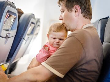 La razón por la que nunca deberías llevar a tu bebé en el regazo durante un vuelo