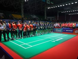 Promesa del bádminton chino, de 17 años, muere tras colapsar en la cancha. VIDEO