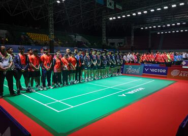 Promesa del bádminton chino, de 17 años, muere tras colapsar en la cancha. VIDEO