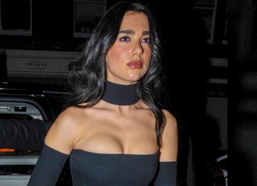 Dua Lipa derrocha sensualidad con revelador catsuit traslúcido
