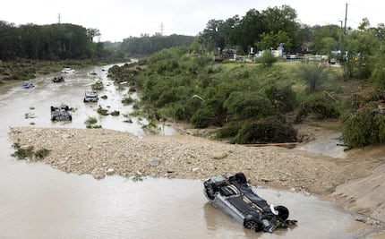 Suman 10 muertos por fuertes tormentas en San Antonio; aún hay desaparecidos