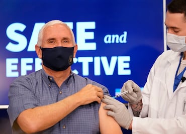 El VP Mike Pence se pone en público la vacuna contra Covid-19