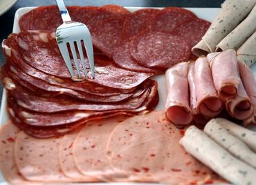 Alertan por brote de listeria en carnes frías; hay un muerto