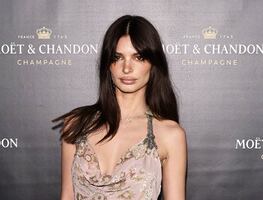 Emily Ratajkowski luce abdomen ‘irreal’ con crop top blanco en sesión