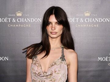 Emily Ratajkowski luce abdomen ‘irreal’ con crop top blanco en sesión
