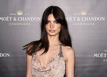 Emily Ratajkowski luce abdomen ‘irreal’ con crop top blanco en sesión