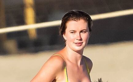 Ireland Baldwin impacta con bikini amarillo en playa de Malibú