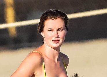 Ireland Baldwin impacta con bikini amarillo en playa de Malibú