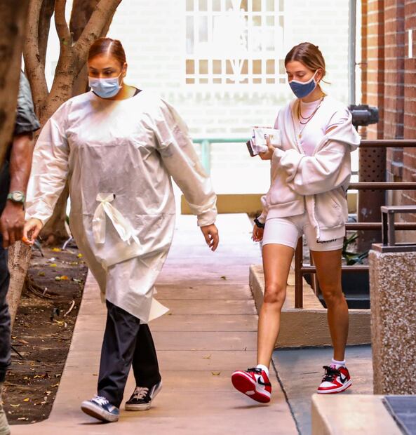 Captan a Hailey Bieber en consultorio médico entre rumores de embarazo
