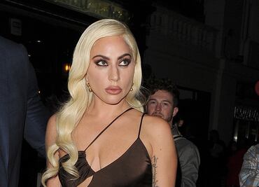 Lady Gaga se luce en atrevido vestido asimétrico en Londres